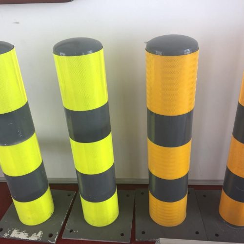 人行道隔离柱 Heavy-Duty Surface-Mounted Traffic Safety Bollards - High-Visibility Reflective Warning Posts with Square Flange Base for Pedestrian Sidewalk Protection & Driveway Parking Control