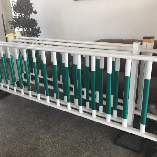 钢制护栏 Heavy-Duty Galvanized Steel Traffic Barricades - Portable White & Green Crowd Control Fencing with Weighted Base for Pedestrian Safety and Road Isolation