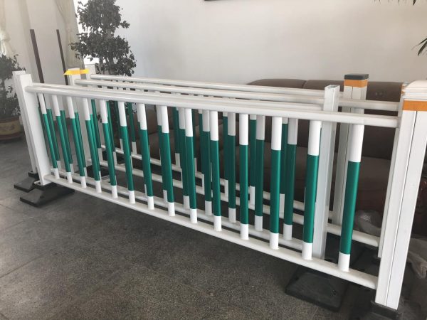 钢制护栏 Heavy-Duty Galvanized Steel Traffic Barricades - Portable White & Green Crowd Control Fencing with Weighted Base for Pedestrian Safety and Road Isolation
